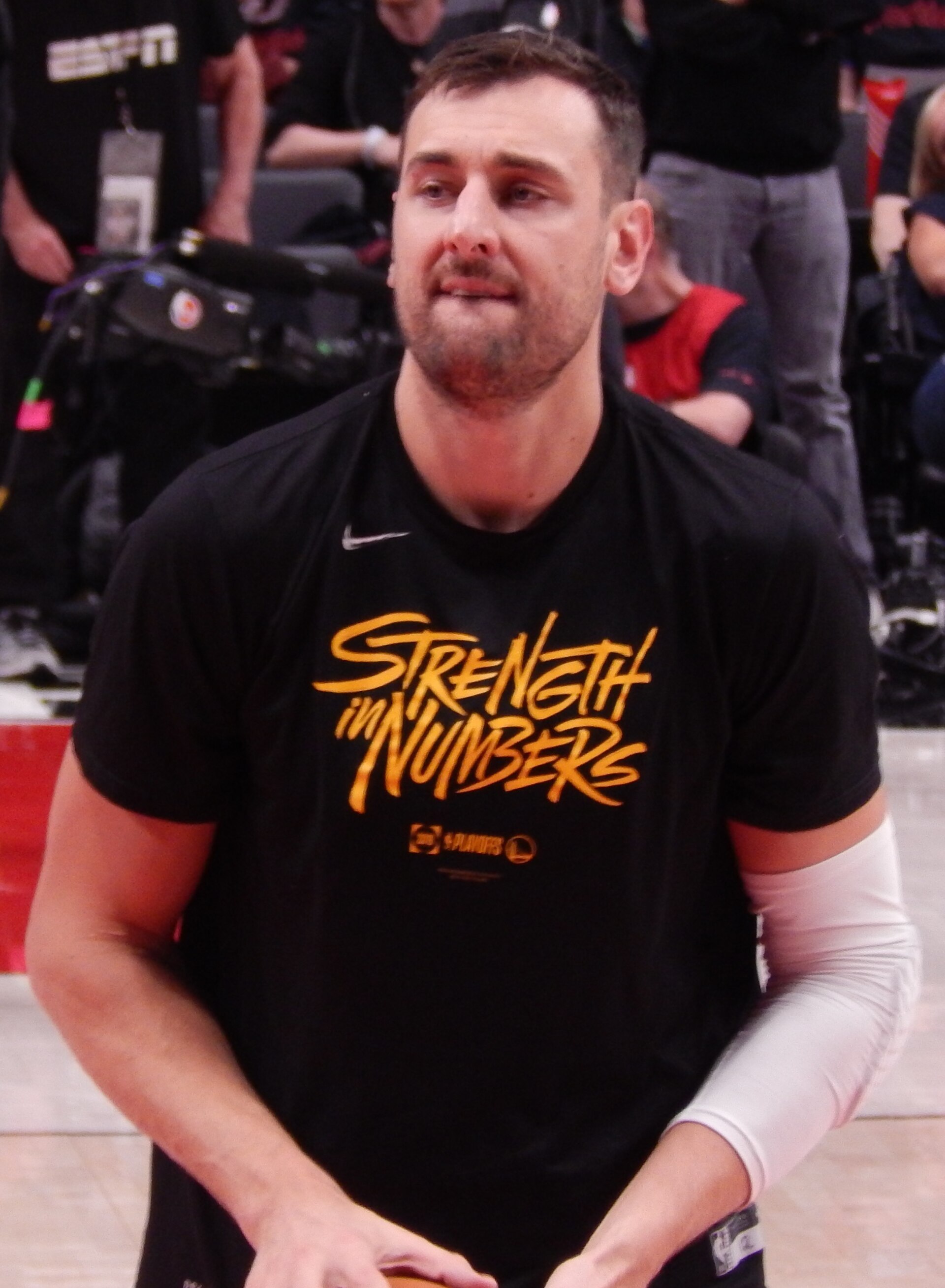 Imagem de referência relacionada a Andrew Bogut, item descrito como jogador de basquetebol australiano
