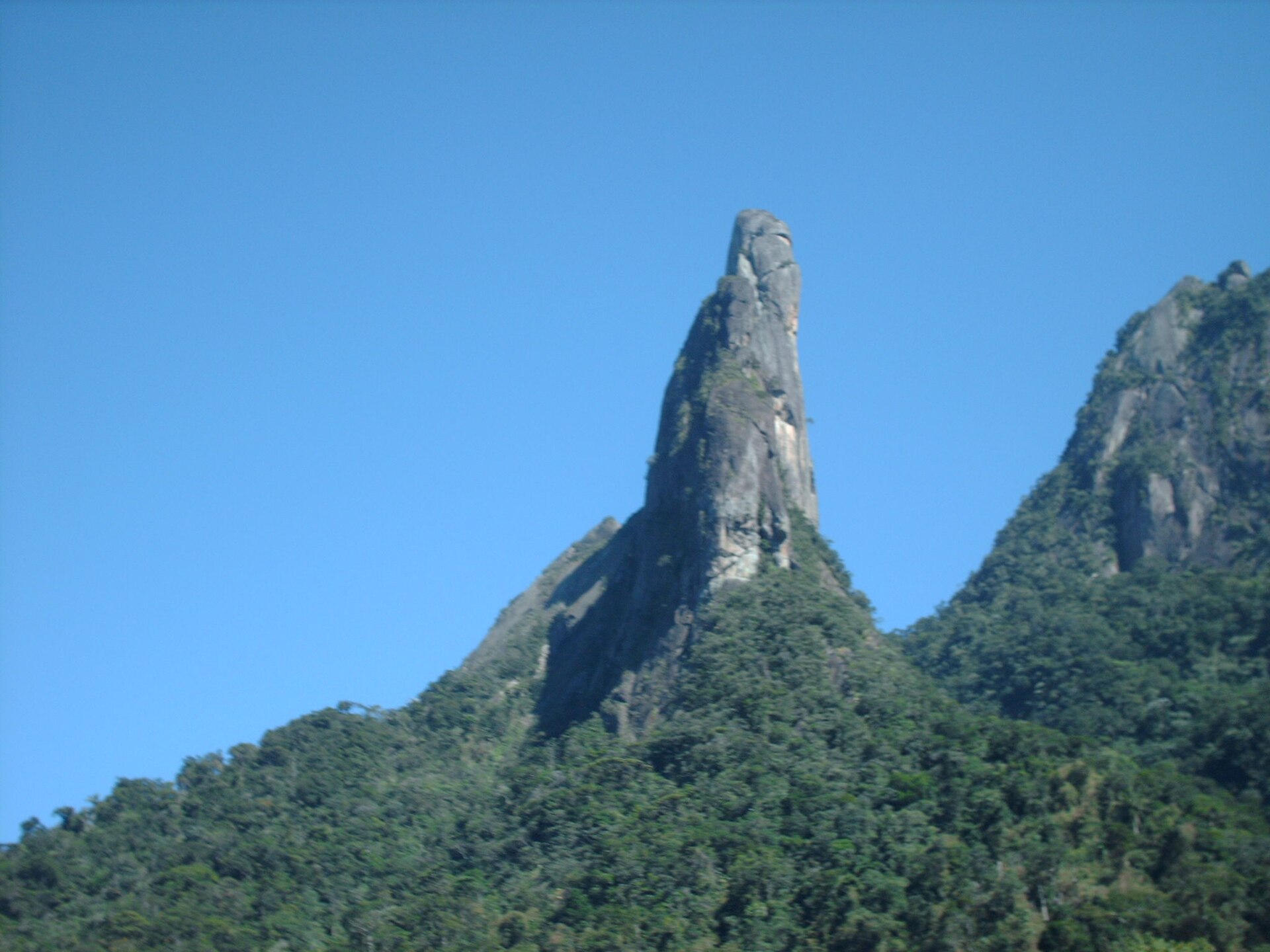 Imagem de referência de Dedo de Deus, descrito nos dados abertos como pico no Rio de Janeiro