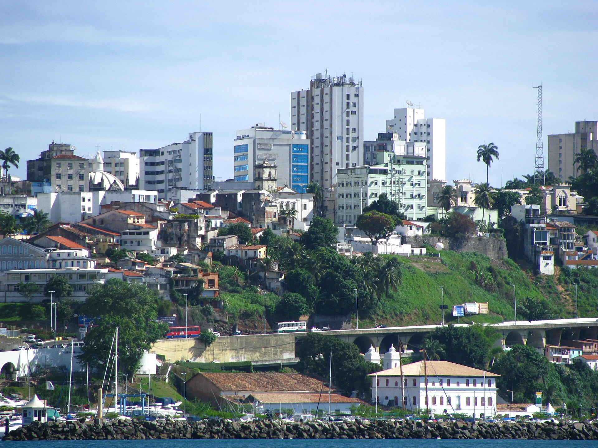 Imagem de referência de Avenida Lafaiete Coutinho, descrito nos dados abertos como avenida em Salvador, Brasil
