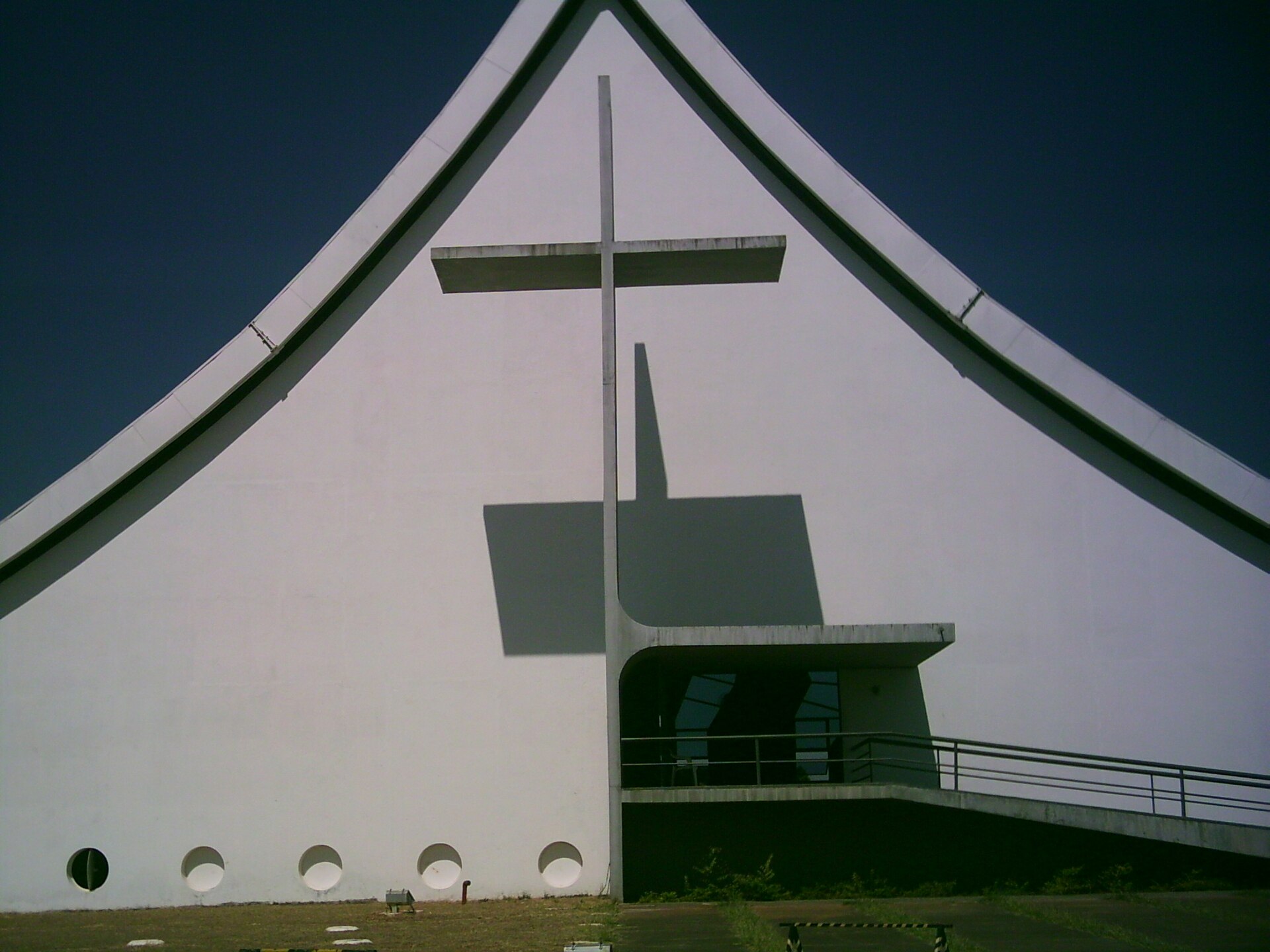 Imagem de referência de Catedral Militar Rainha da Paz, descrito nos dados abertos como igreja em Brasília, Brasil