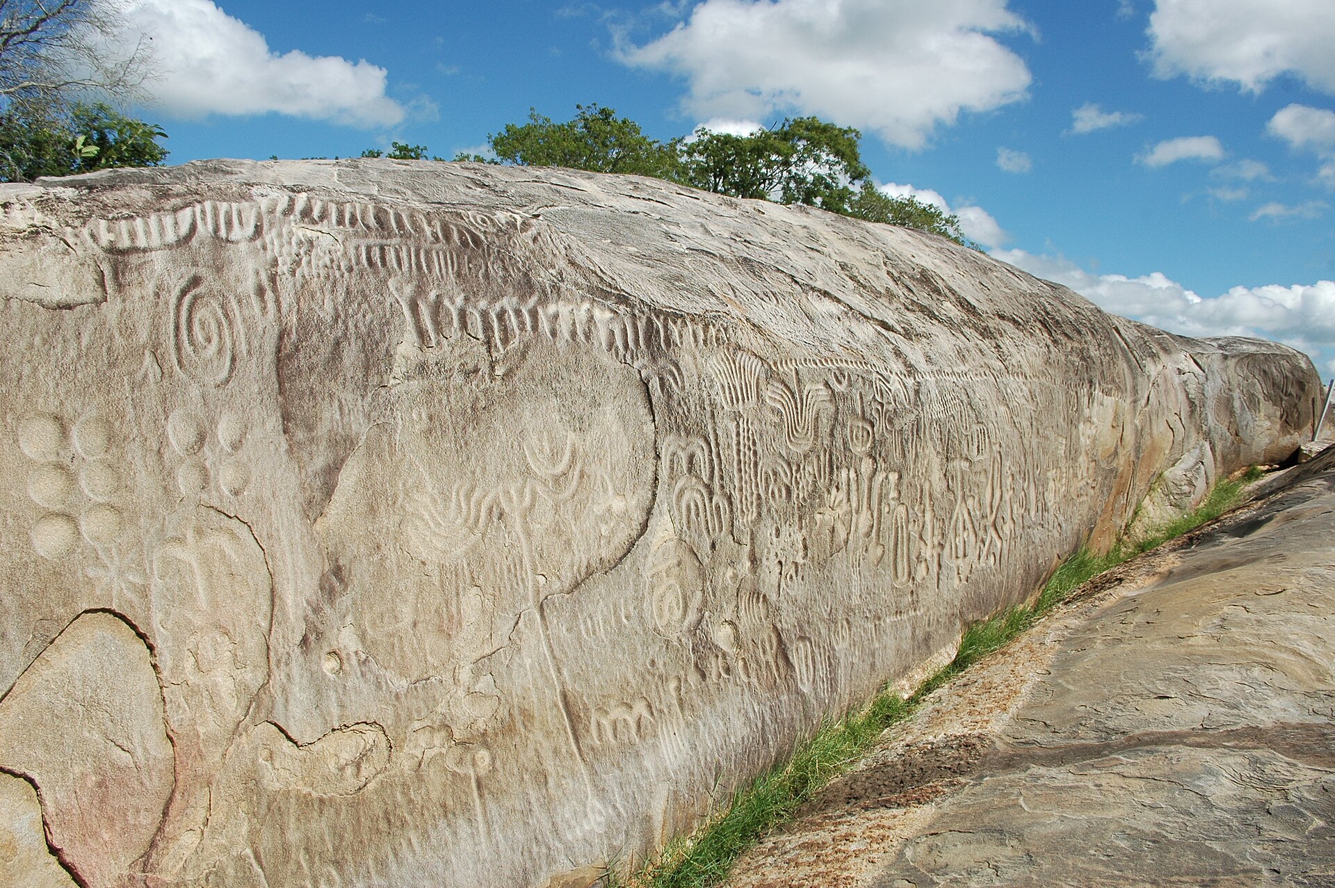 Imagem de referência de Pedra do Ingá, descrito nos dados abertos como sítio arqueológico em Ingá, Paraíba, Brasil
