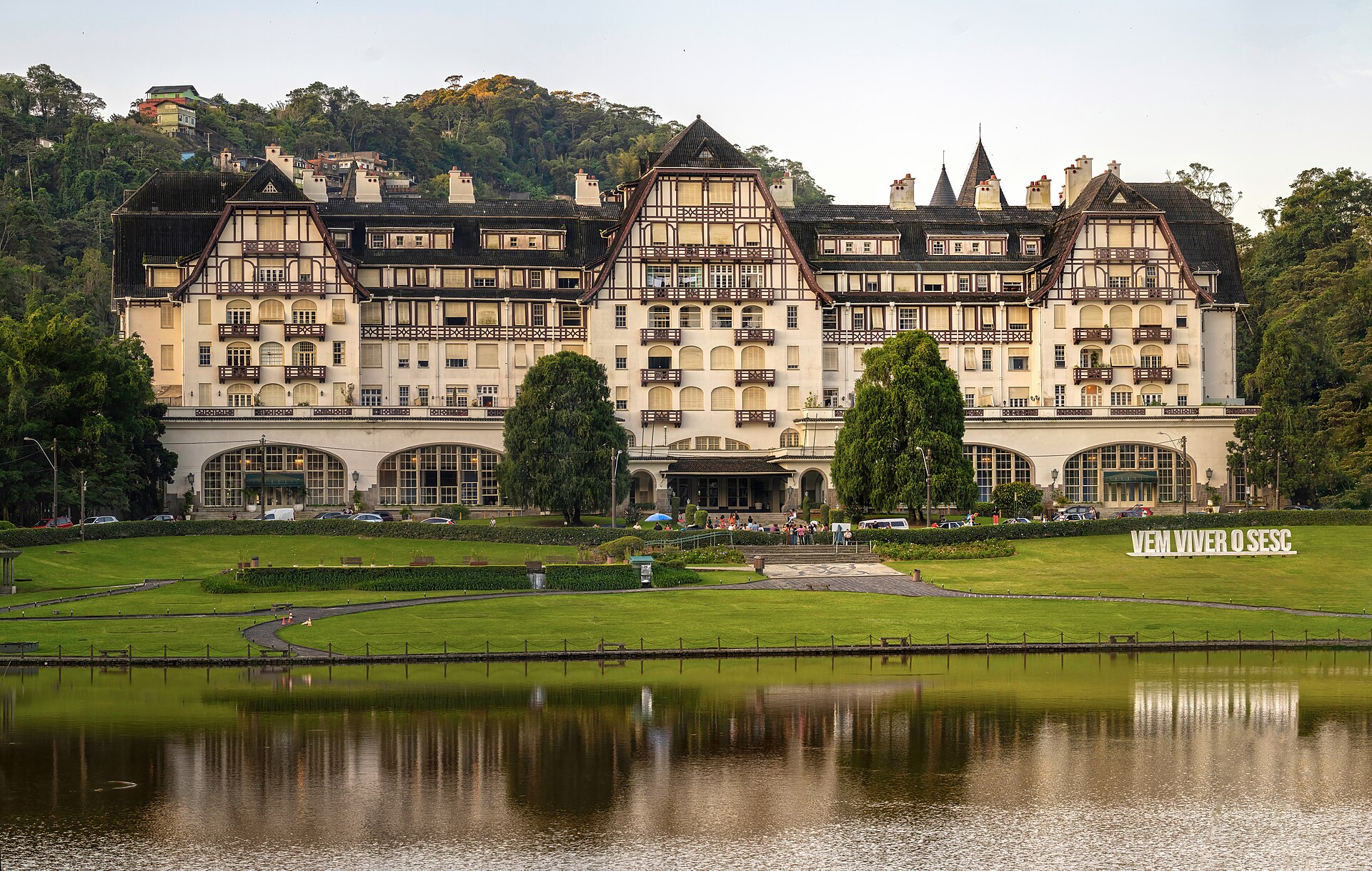 Imagem de referência de Palácio Quitandinha, descrito nos dados abertos como antigo hotel em Petrópolis, Rio de Janeiro, Brasil