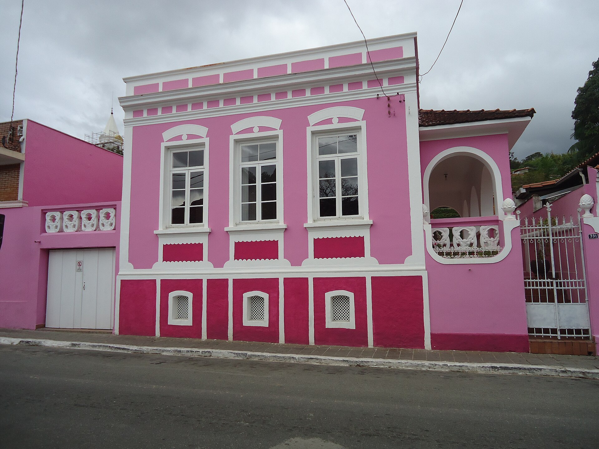 Imagem de referência de Casa na Rua Suzana Dias, 391, descrito nos dados abertos como imóvel localizado na cidade brasileira de Santana de Parnaíba, tombado pelo Conselho de Defesa do Patrimônio Histórico, Arqueológico, Artístico e Turístico do Estado - CONDEPHAAT