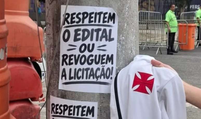 Torcedores do Vasco colam cartazes no Maracanã em protesto antes de jogo da NFL