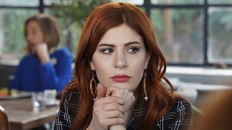 Em Iludida, Asya aparece de surpresa na festa de Volkan e Derin e o clima fica tenso