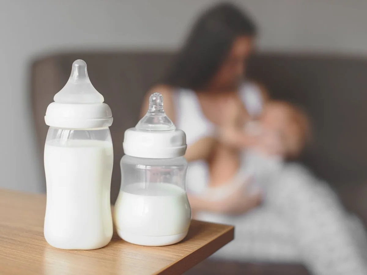 Mães polemizam ao fazer receitas de bolo e milk-shake usando leite materno