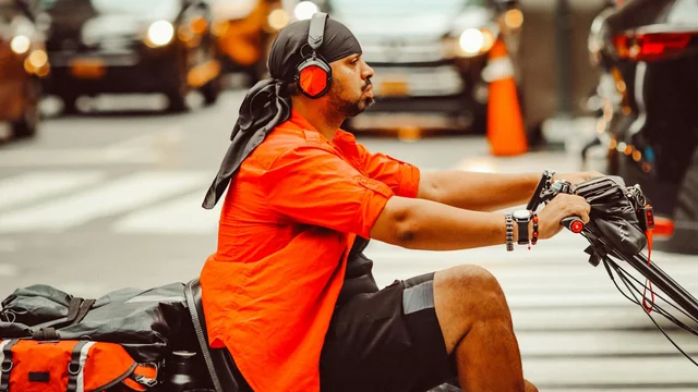 Pode usar fone de ouvido pilotando moto? Veja o que diz a lei