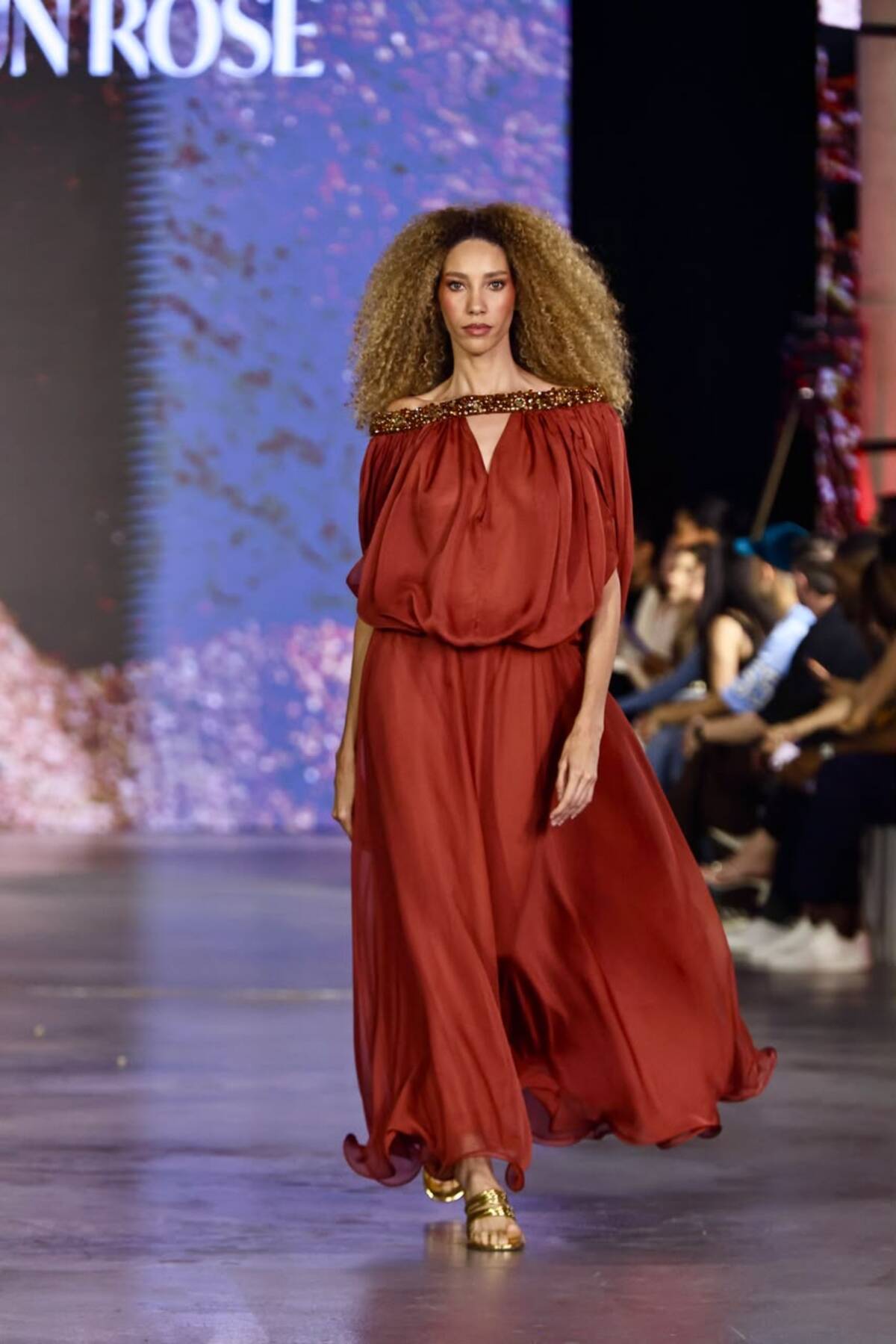 Mikaela Gomes, veterana do Metrópoles Catwalk, brilha no 3º dia de desfiles