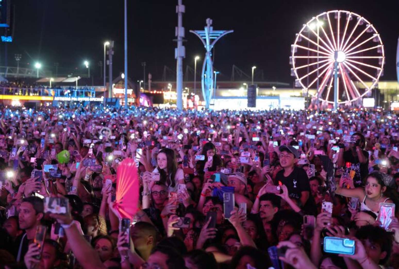 F&atilde;s acompanharam o show do Stray Kids no Rock in Rio com os celulares em riste