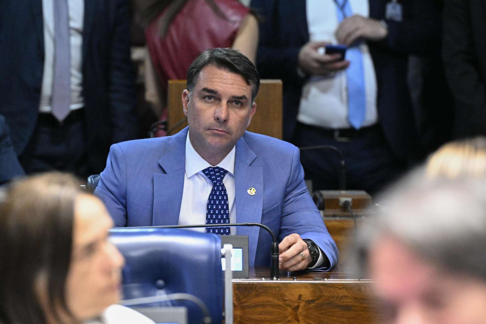 Ex-s&oacute;cio de Fl&aacute;vio teria atuado durante anos como uma esp&eacute;cie de respons&aacute;vel informal por despesas do pol&iacute;tico e afirma&ccedil;&otilde;es contidas no material associam os gastos a recursos cuja origem seria question&aacute;vel