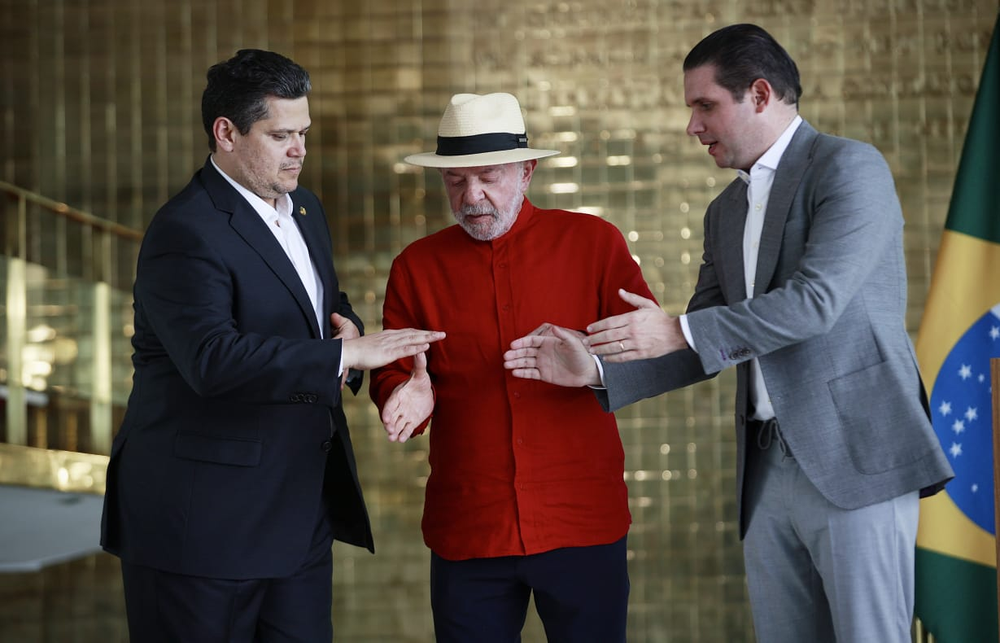 Davi Alcolumbre, Lula e Hugo Motta — Foto: Cristiano Mariz/Agência O Globo