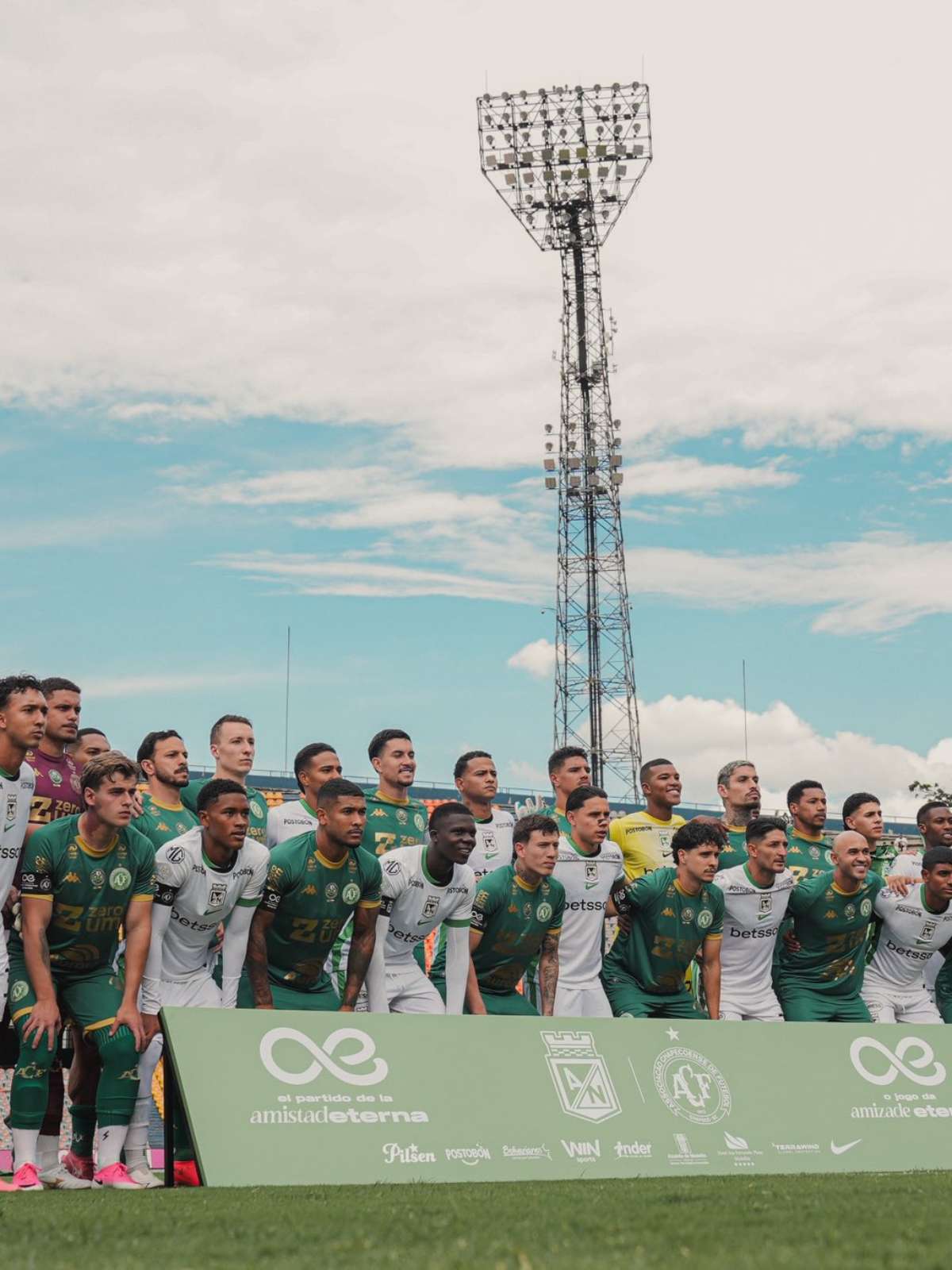 Chapecoense empata com Atlético Nacional em amistoso marcado por homenagens