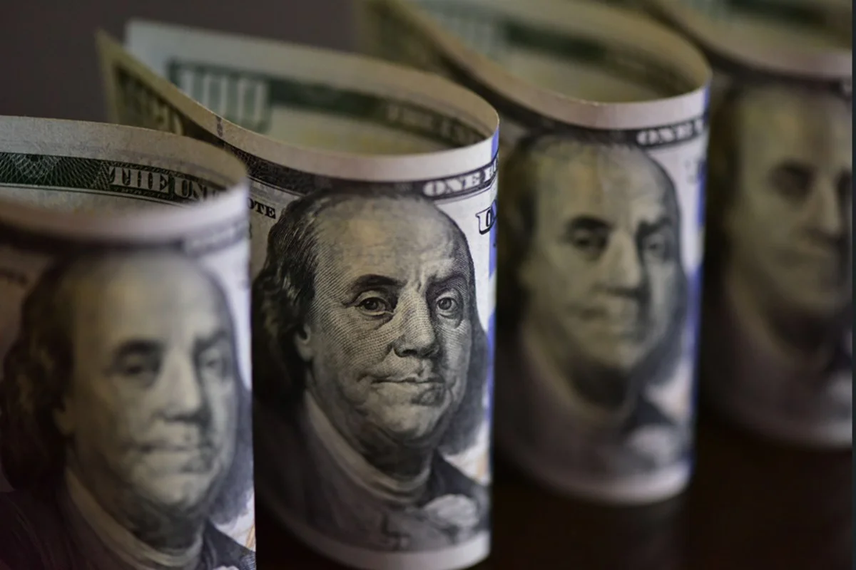 Dólar cai e Bolsa sobe com eleições e 4ª queda seguida do preço do petróleo