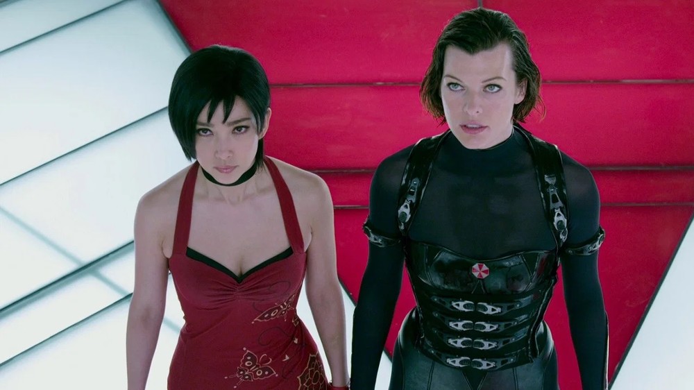 Alice ao lado de Ada Wong, personagem clássica de Resident Evil nos videogames — Foto: Reprodução/The Movie Database