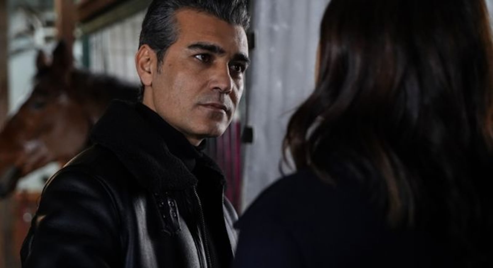 Volkan é flagrado por Derin ao provocar Asya Divulgação/Seriella Productions