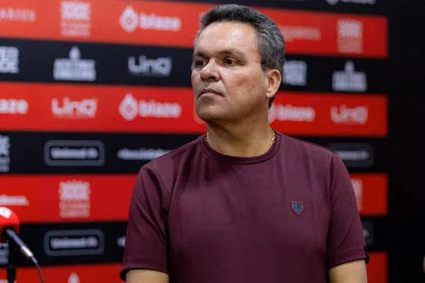Presidente do Atlético-GO ameaça goleiro do próprio time: “Corto o pescoço” - destaque galeria