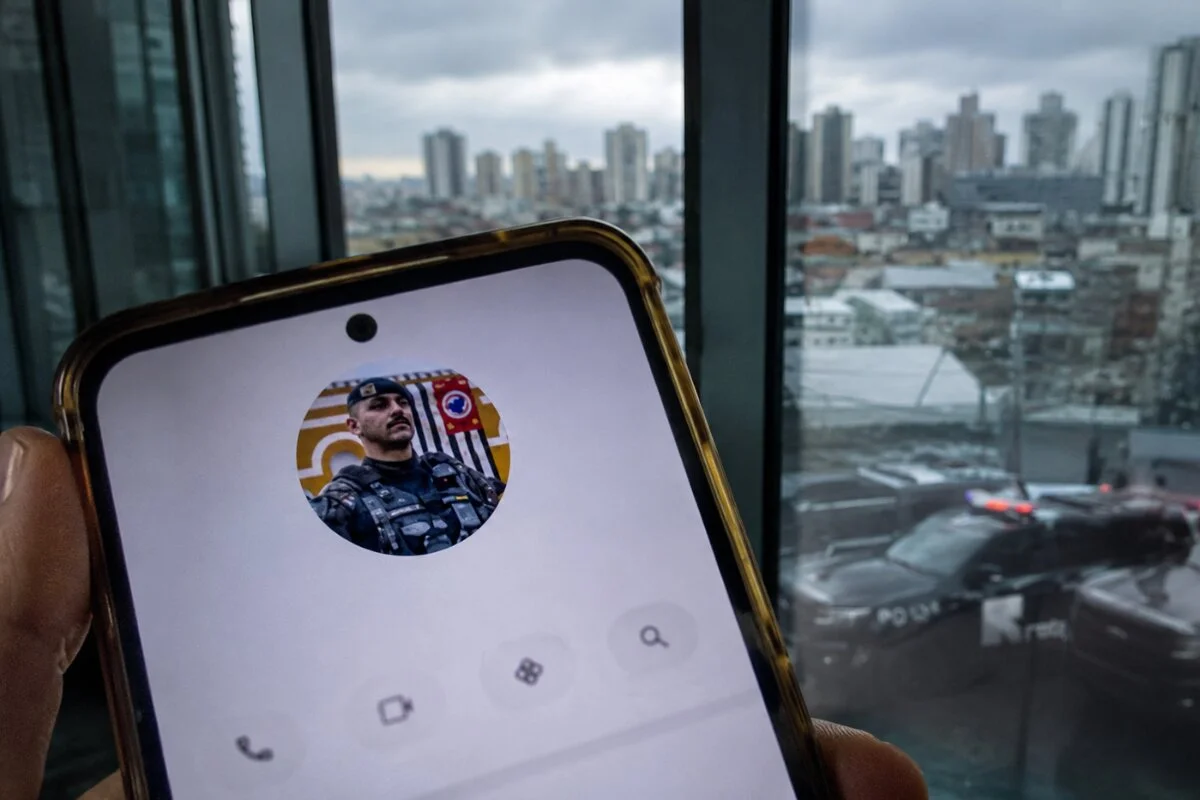 Arte gráfica de tela de celular, com perfil de WhatsApp aberto, com imagem de PM - Metrópoles