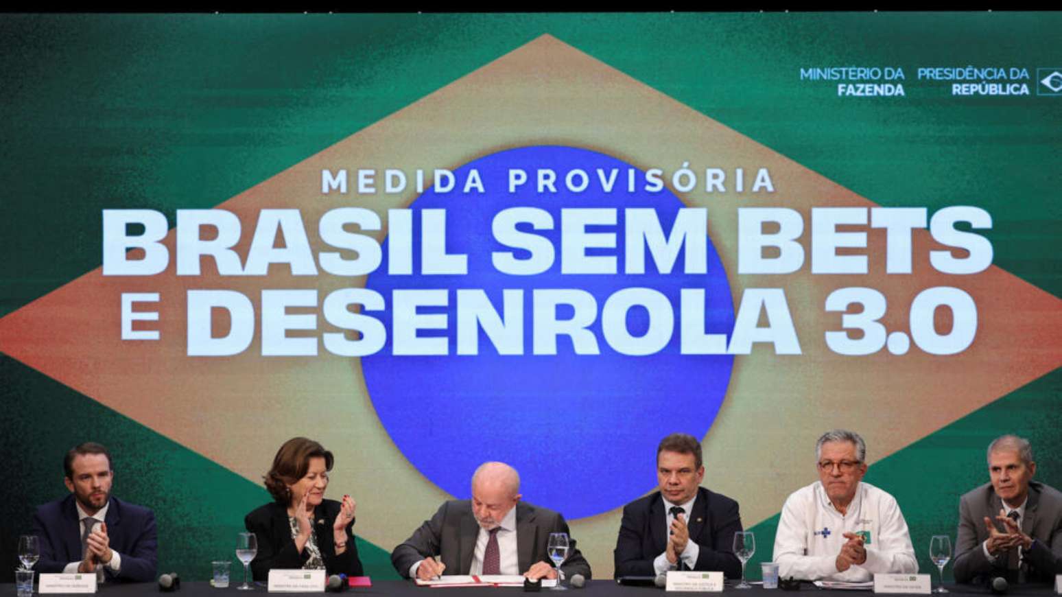 Presidente Lula assina um documento no dia em que anuncia a proibi&ccedil;&atilde;o nacional da opera&ccedil;&atilde;o de empresas de apostas online, em S&atilde;o Paulo, em 25 de setembro de 2026.