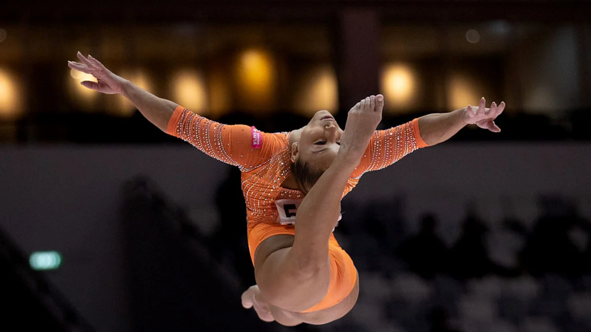 Flávia Saraiva é ouro e Rebeca Andrade leva prata em dobradinha na trave