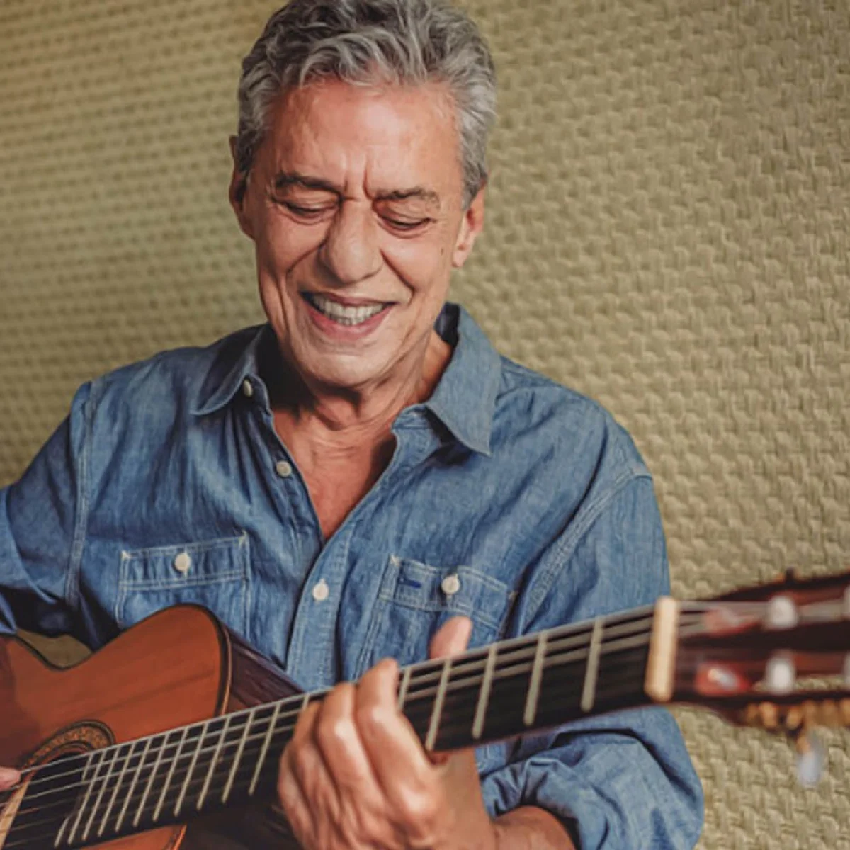Chico Buarque é alvo de ameaça de morte na web e aciona polícia do Rio