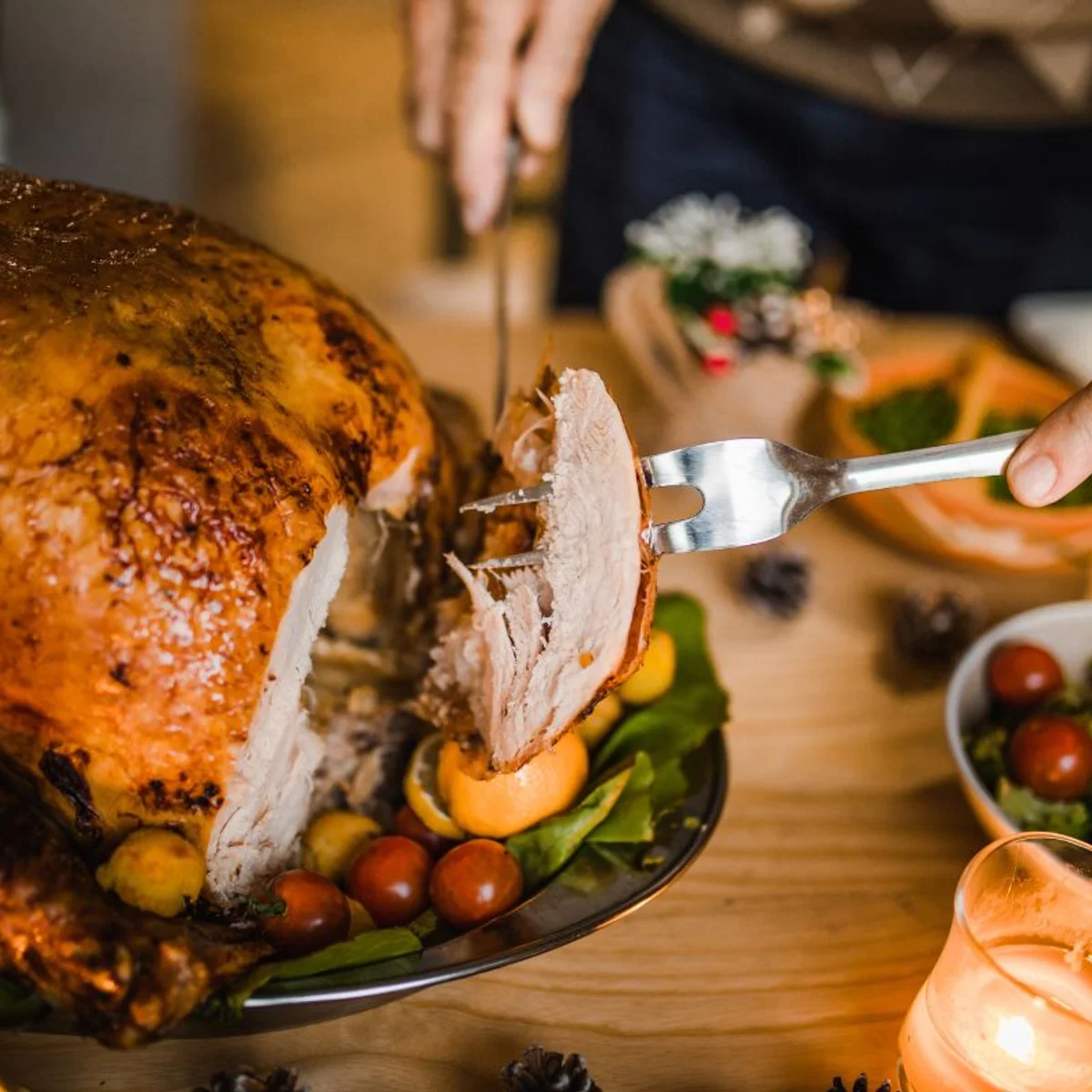 Aprenda a fazer frango de padaria com carne suculenta e pele crocante