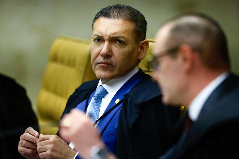 Ministro Nunes Marques suspende jingle da campanha de Lula contra Flávio Bolsonaro