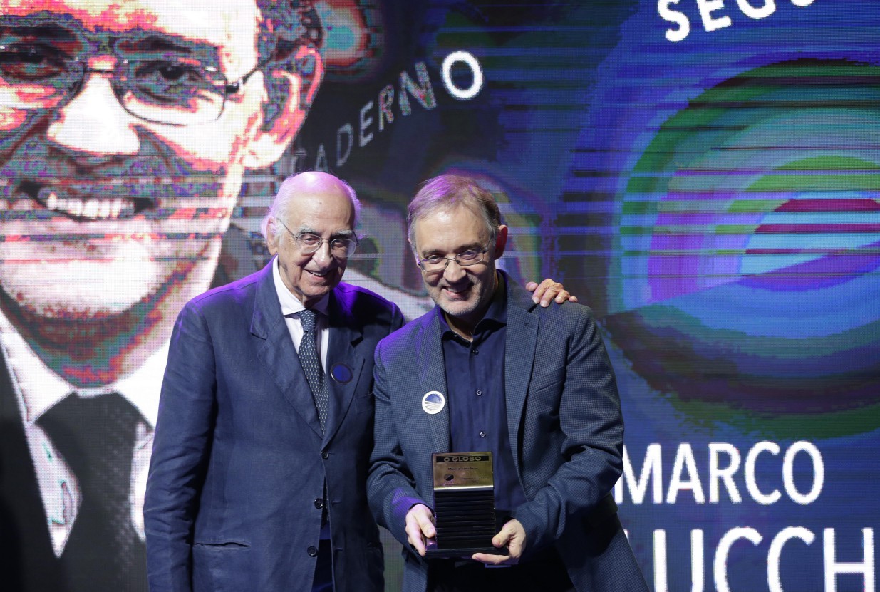 Prêmio Faz Diferença / Segundo Caderno/Livros - Cerimônia de entrega do Prêmio Faz Diferença realizada na Casa Firjan, em Botafogo. O vencedor da categoria Segundo Caderno/Livros, Marco Lucchesi, presidente da ABL, recebe o prêmio do colunista Zuenir Ventura — Foto: Márcio Alves / Agência O Globo