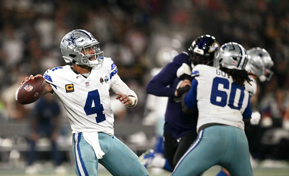 Dak Prescott em jogo entre Cowboys e Ravens no Maracanã — Foto: MAURO PIMENTEL / AFP
