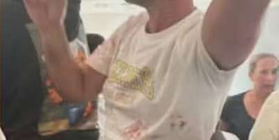 Imagem em rede social mostra passageiros com a camisa suja de sangue; briga entre pilotos fez voo que ia para Israel ser desviado &mdash; Foto: Reprodu&ccedil;&atilde;o Foto: Reprodu&ccedil;&atilde;o/Rede Social / Estad&atilde;o