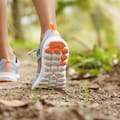 La caminata que fortalece brazos, piernas y abdomen y exige fuerza