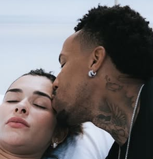 Tainá e Éder Militão fizeram uma publicação em conjunto anunciando a chegada do filho Foto: Reprodução/Instagram/@tainamilitao