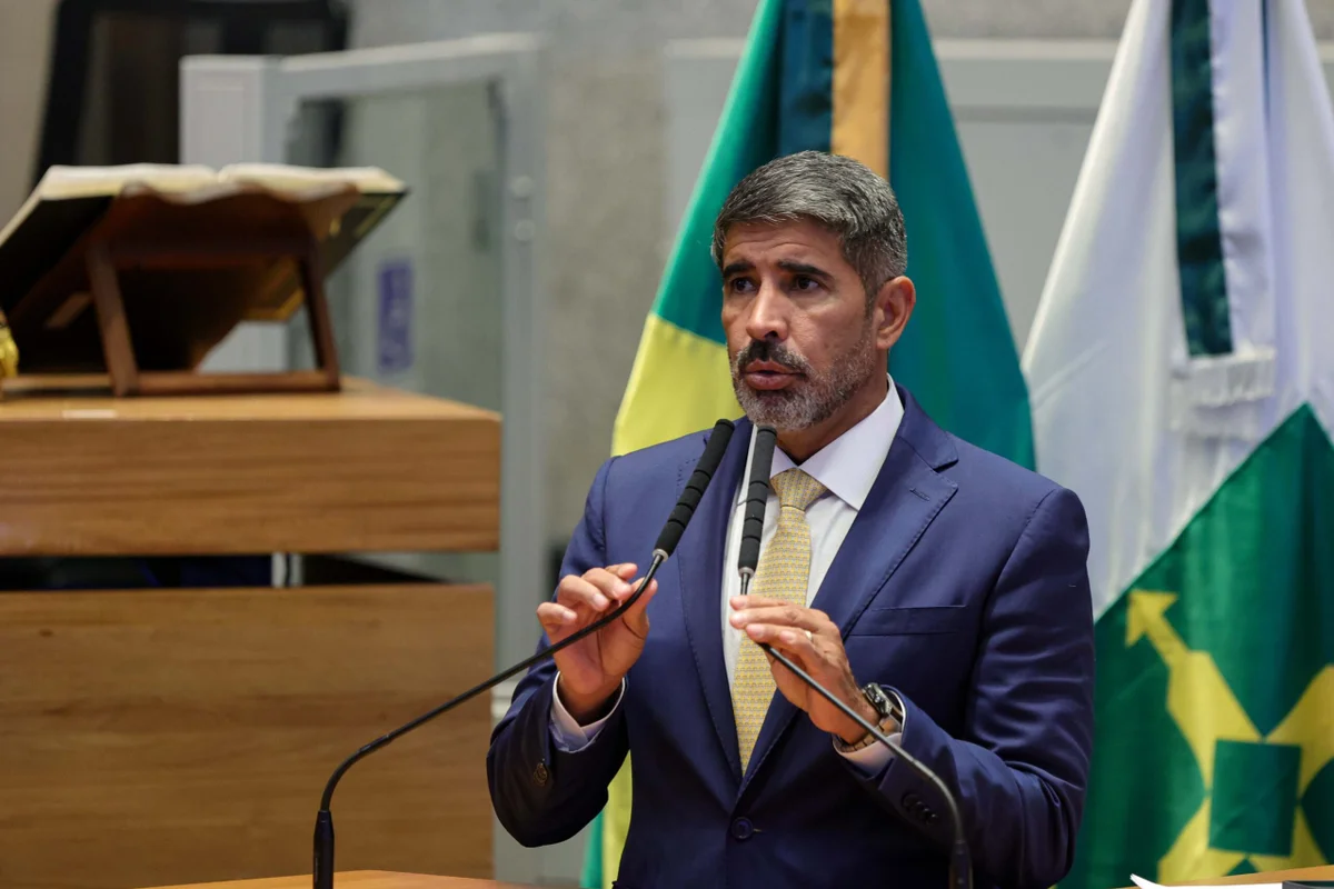 TRE-DF aceita denúncia contra deputado Roosevelt por crimes eleitorais