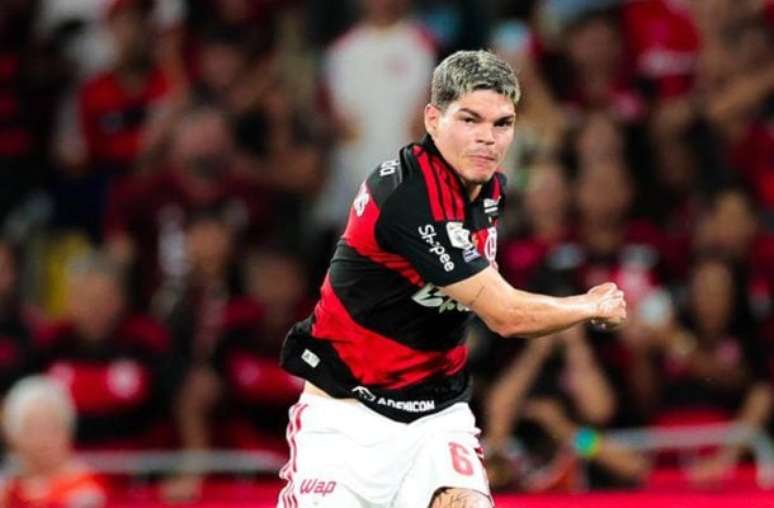 Ayrton Lucas, do Flamengo, sofre lesão muscular na coxa