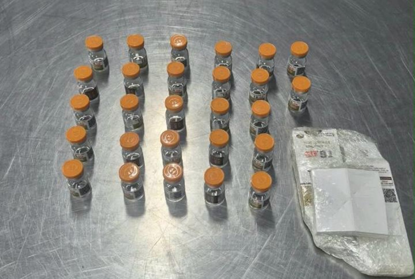 Agentes da Deain encontraram 28 frascos do medicamento na bagagem do passageiro Reprodução/Polícia Federal