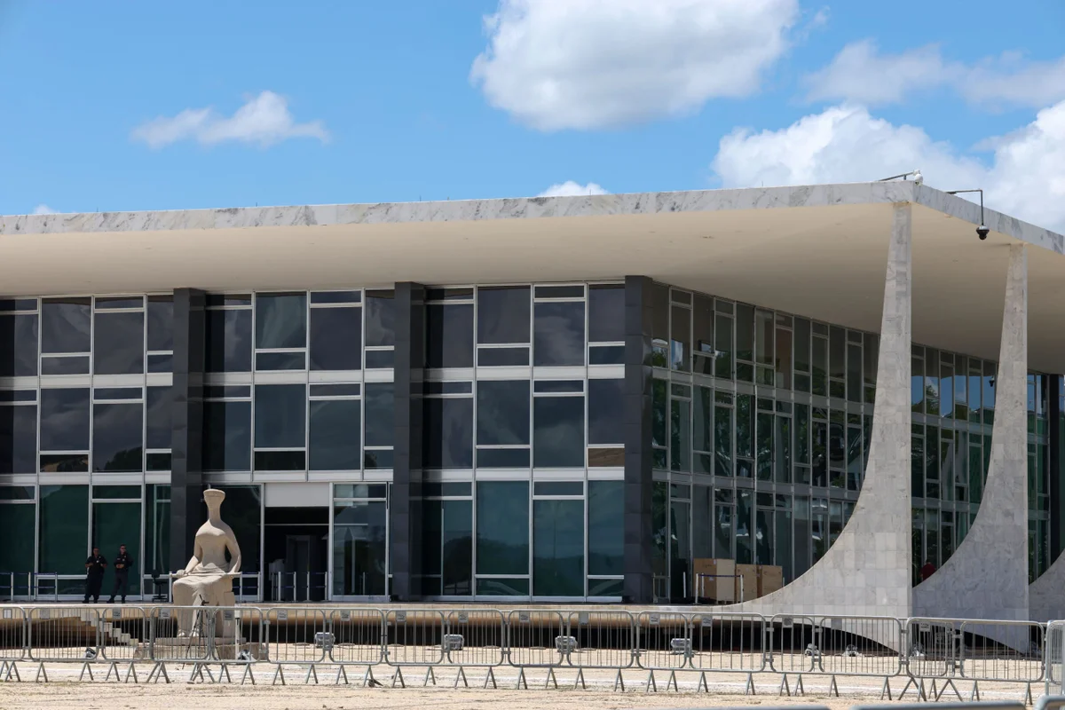 Imagem colorida da fachada do STF