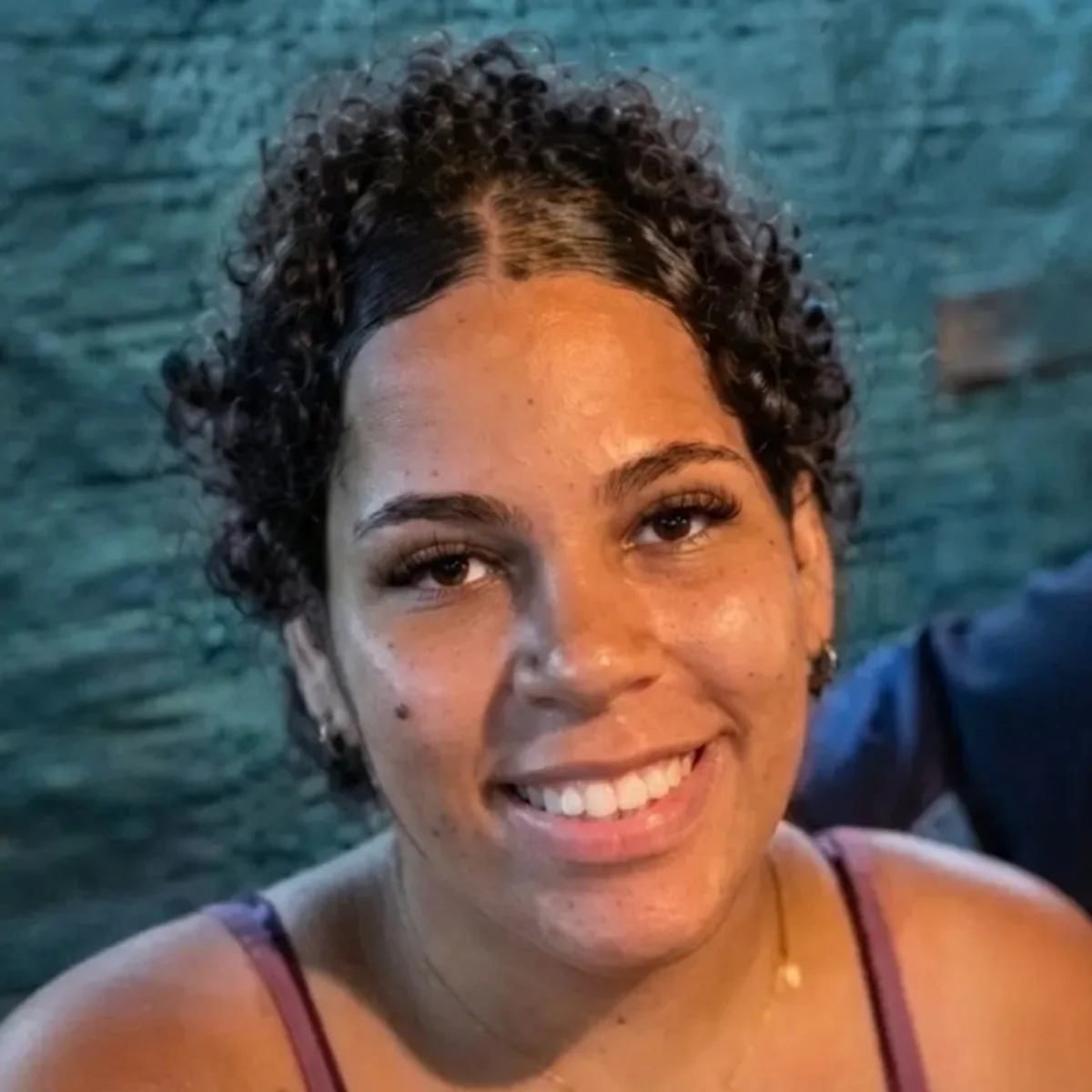 Mulher morre a facadas no 56º feminicídio de 2026 em GO; marido é suspeito