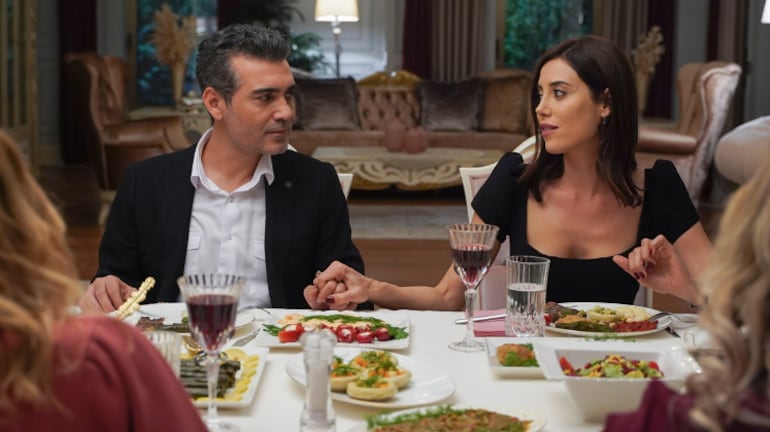 Volkan tem crise de ciúmes por Asya e provoca Turgay: ‘O que está fazendo na minha casa?’