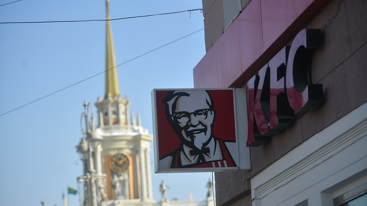 Na Grã-Bretanha, um bebê nasceu em uma vaga de estacionamento do KFC: o 'coronel' Cody e sua família receberam presentes do restaurante.