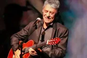 Ameaça contra Chico Buarque pode configurar crime e exige provas; entenda