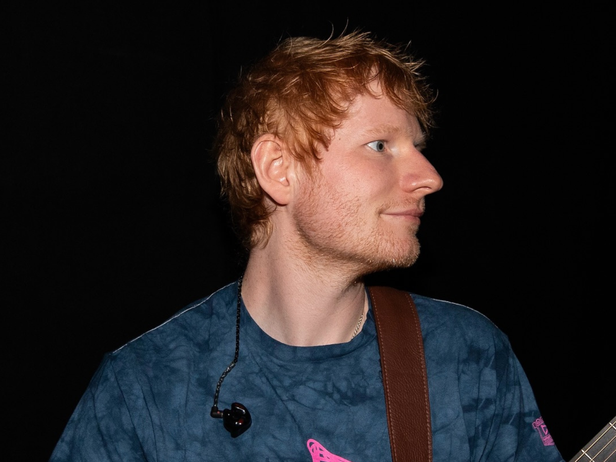 Quem é o empresário bilionário que está no centro da polêmica da turnê de Ed Sheeran?