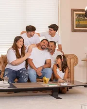 Xand Avião e família em clique de Dia dos Pais
