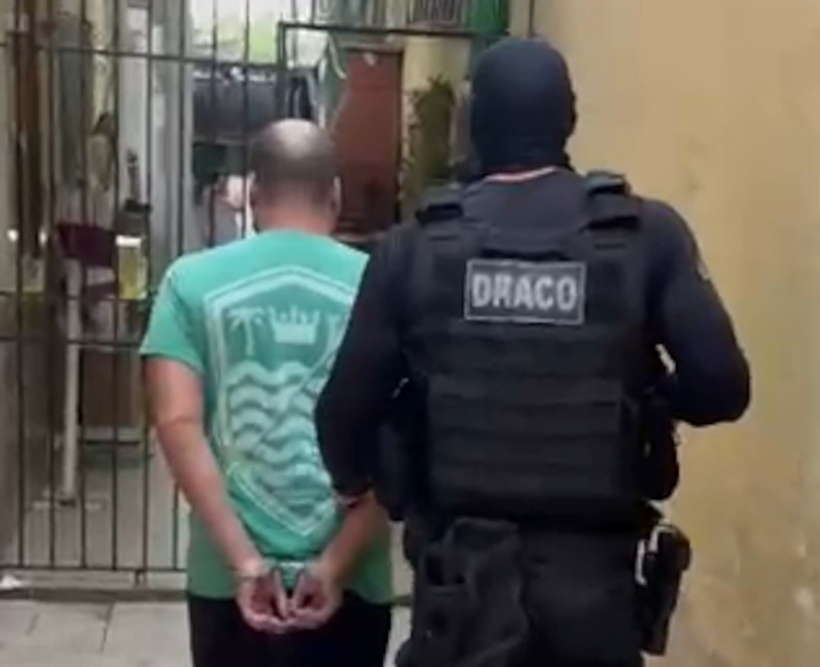 Agentes da Draco e da Desarme cumprem mandados de prisão no RJ Reprodução/Polícia Civil