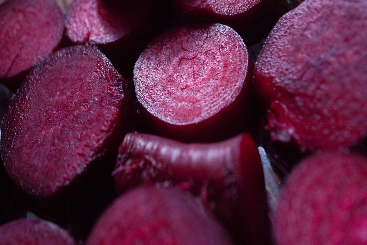 Suco de beterraba é barato e funciona tão bem quanto pré-treino tradicional