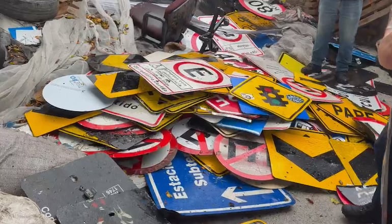 Polícia Civil prende homem e apreende mais de 400 placas em ferro-velho de Campo Grande, no Rio