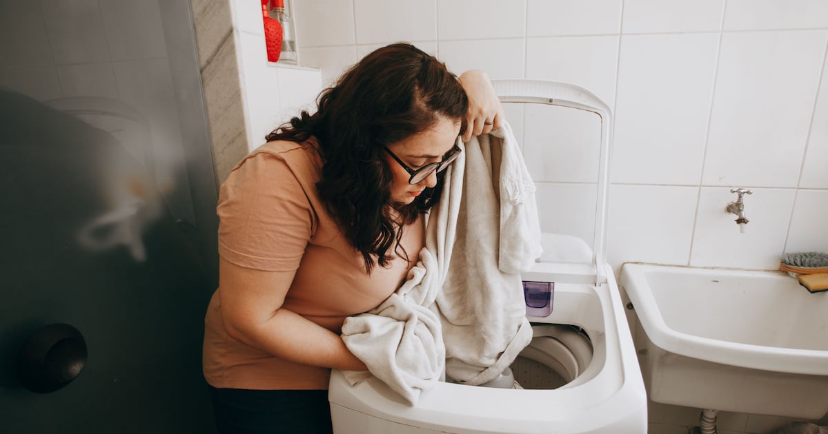 Por que a roupa lavada fica com mau cheiro se ficar molhada? Um cientista especializado em têxteis explica como resolver isso