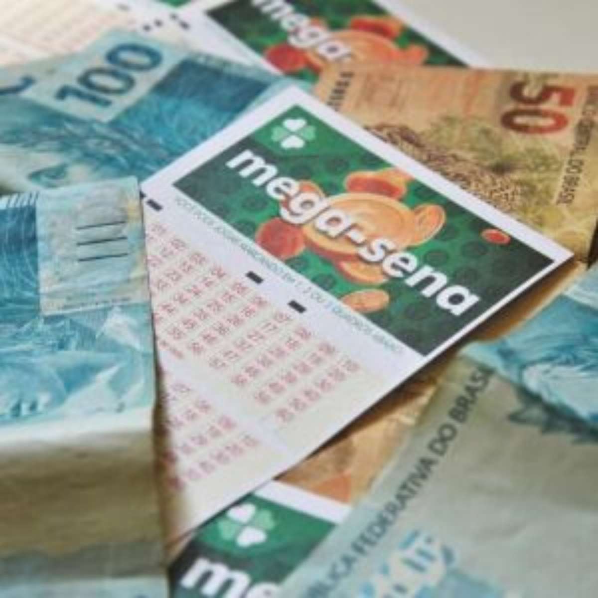 Caixa realiza sorteia números da Mega-Sena com valor de R$ 45 milhões; veja dezenas