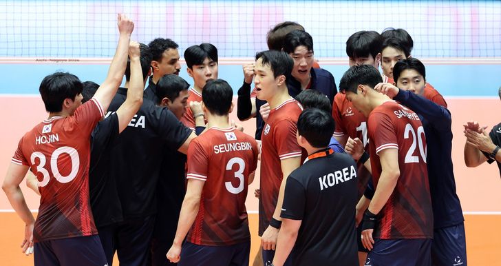 South Korean players celebrate after winning against the Philippines during the teams' Pool D match in men's volleyball at the Aichi-Nagoya Asian Games at Park Arena Komaki in Komaki, Japan, Sunday. Yonhap