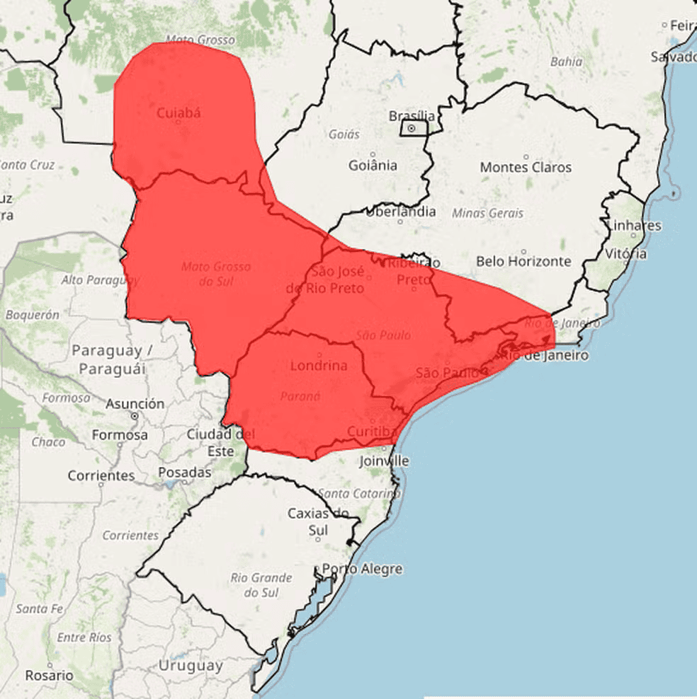 Mapa do Brasil com uma mancha vermelha em cima dos estados que sofrerão com a onda de calor