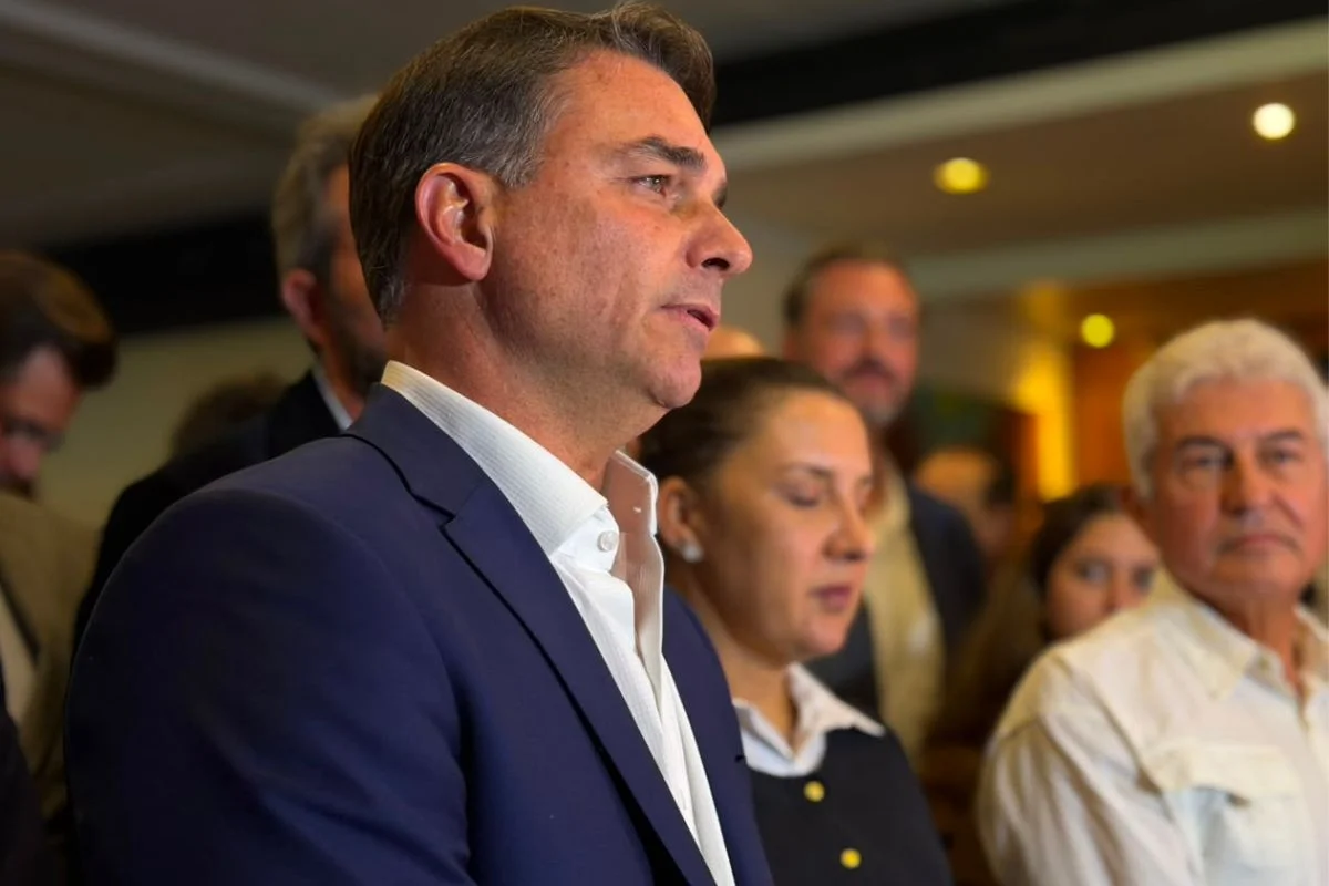 Aliados tentam convencer Flávio a ir a NY entre o 1º e 2º turnos