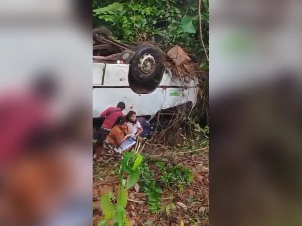 Micro-ônibus cai em ribanceira na BR-174 e deixa 17 feridos no Amazonas